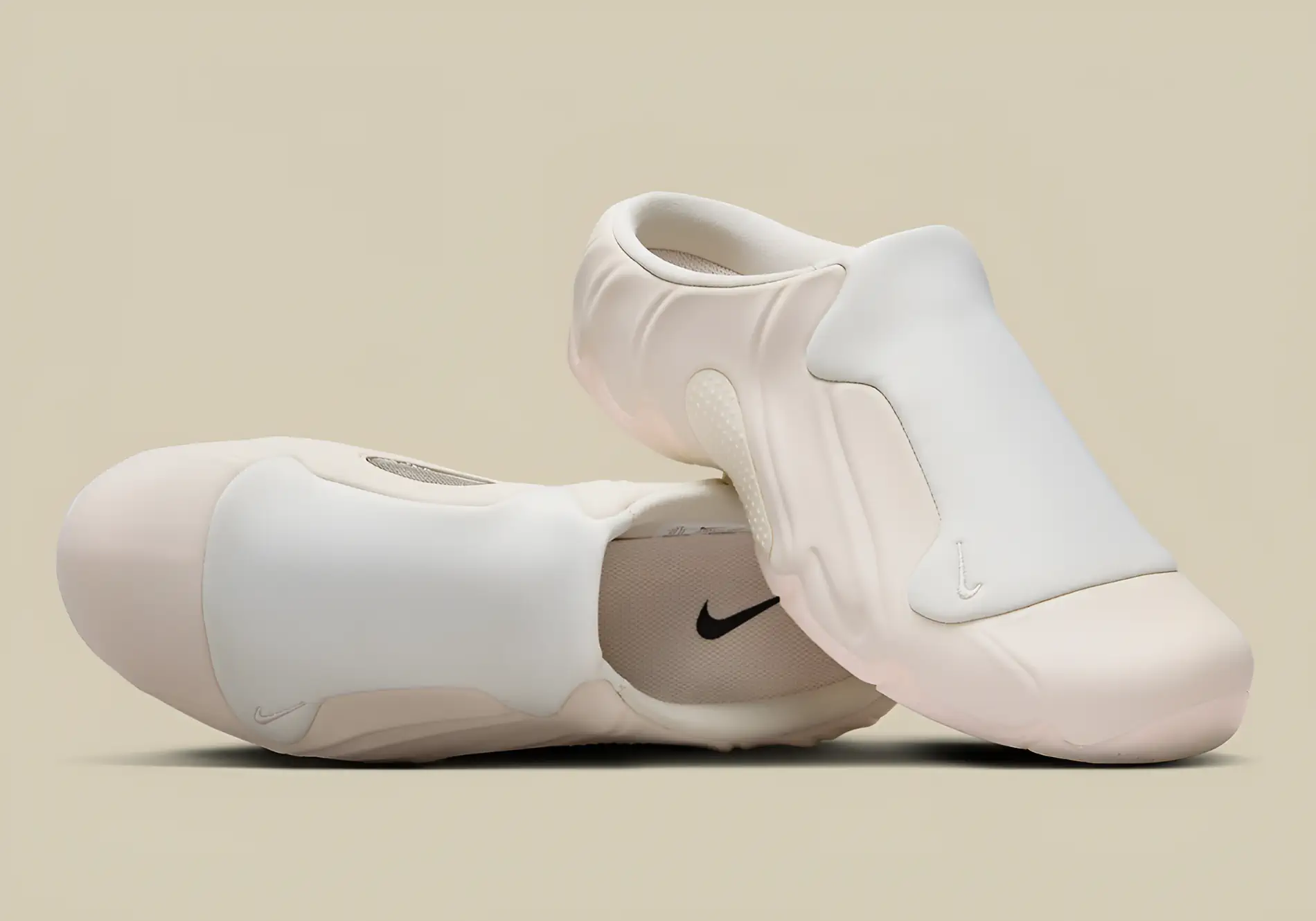 The Nike Clogposite "Light Orewood Brown" is a unique sneaker-clog hybrid that offers a blend of comfort, style and functionality. Its innovative design and versatile colorway make it a perfect summer shoe choice.