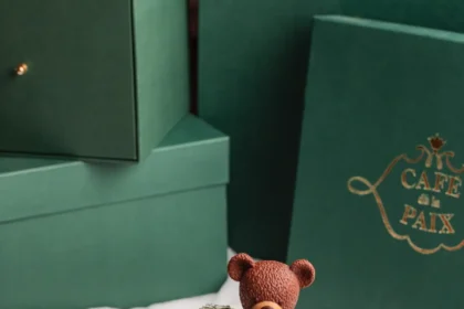 Café de la Paix unveils an enchanting Christmas log 2024: A teddy bear full of sweet surprises