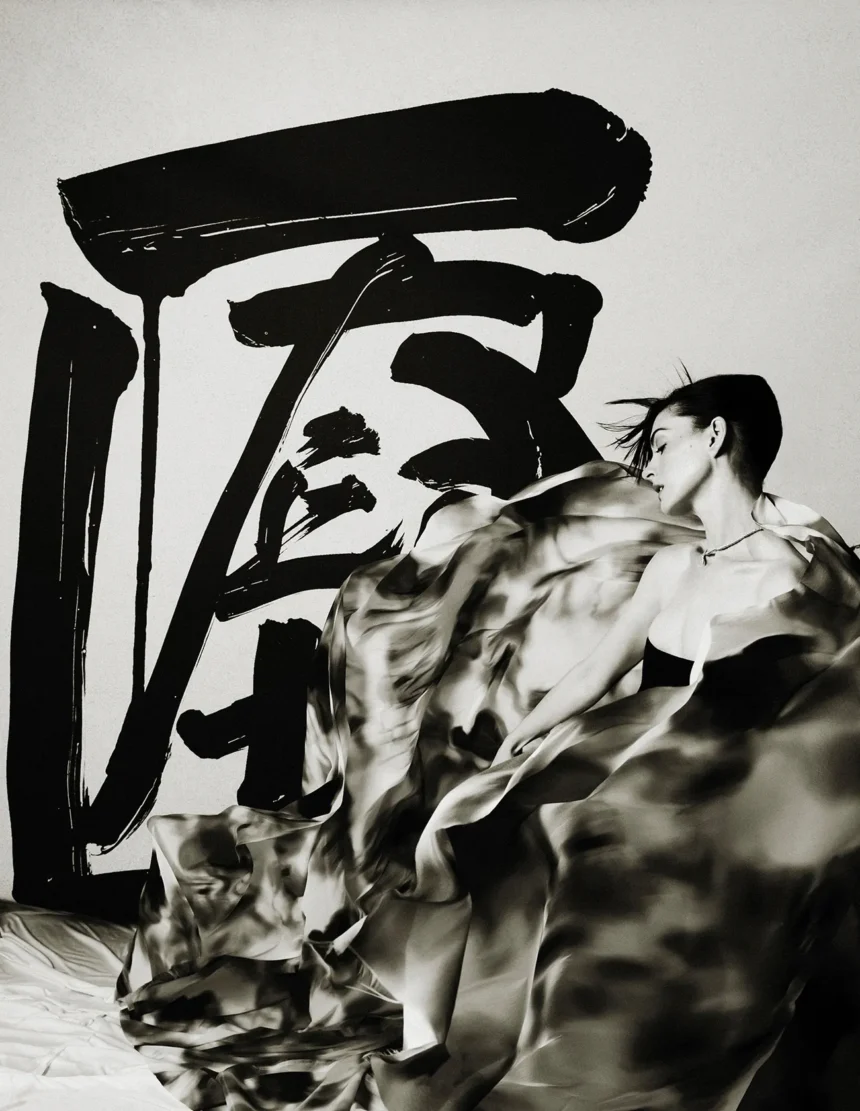 Anne Hathaway covers W Magazine China "The Art Issue" by Zhong Lin