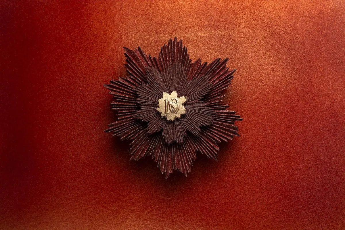 The 2025 Christmas log, "L'Astre d'Or," from La Réserve Paris