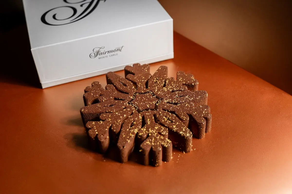 Le Fairmont Monte Carlo presents its Golden Snowflake 2025 Yule Log