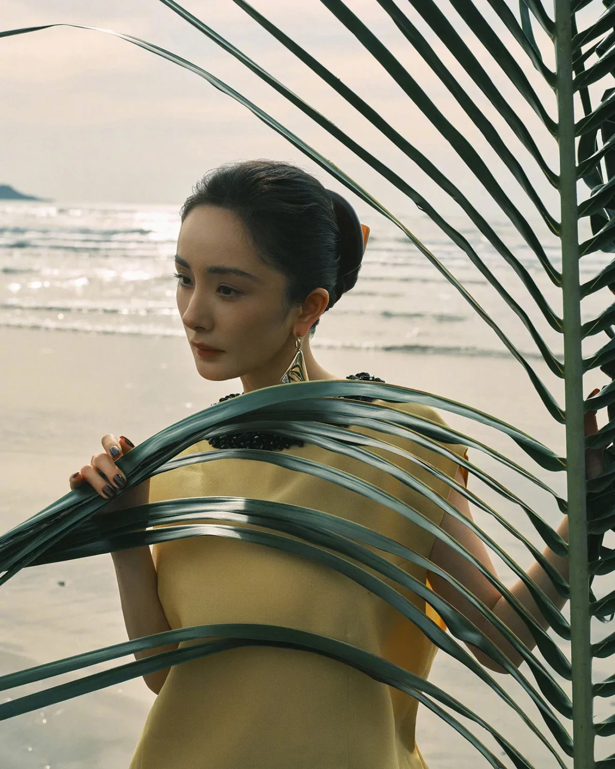 Yang Mi covers Vogue China January 2026 by Leslie Zhang Yang Mi covers Vogue China January 2026 by Leslie Zhang