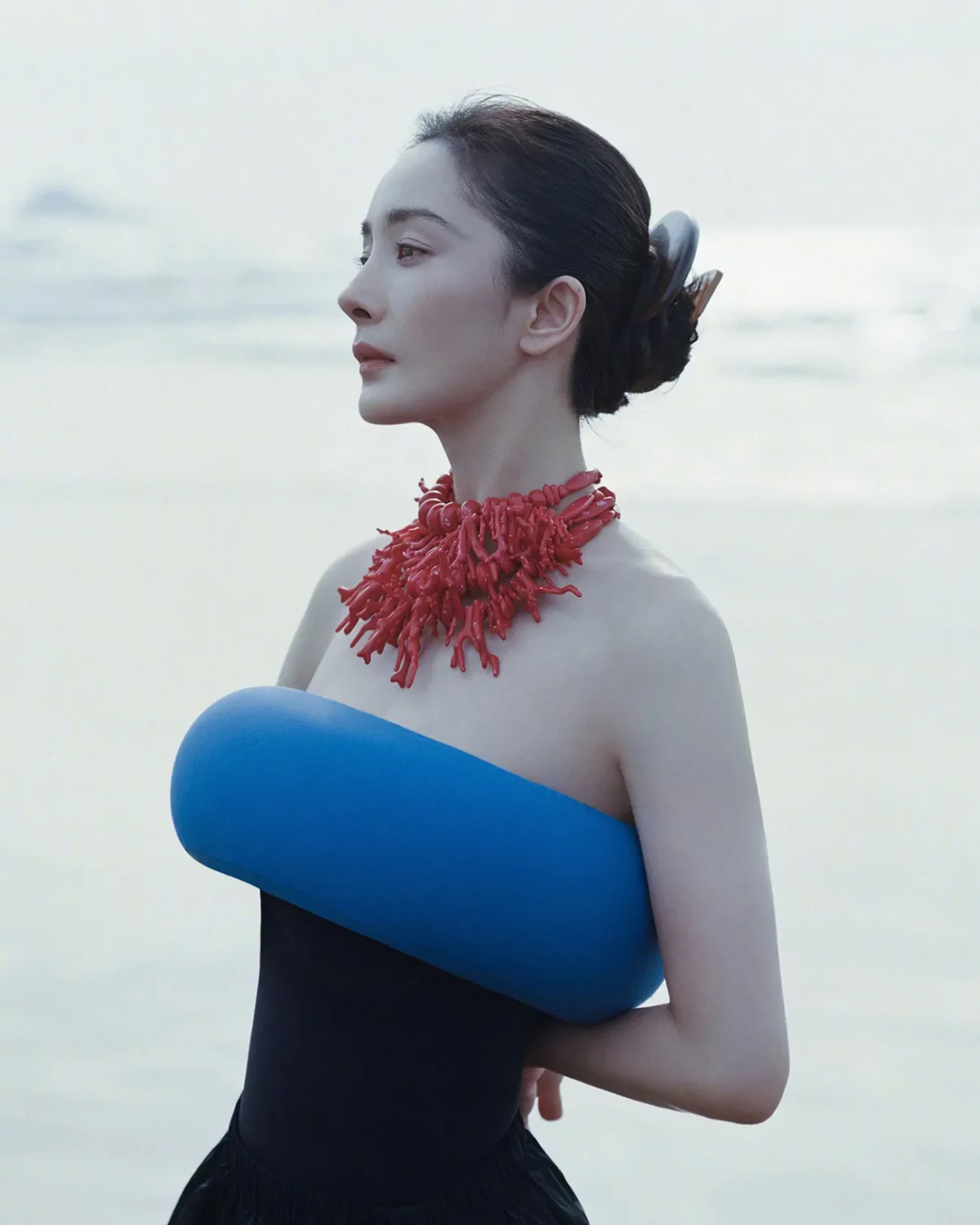 Yang Mi covers Vogue China January 2026 by Leslie Zhang Yang Mi covers Vogue China January 2026 by Leslie Zhang