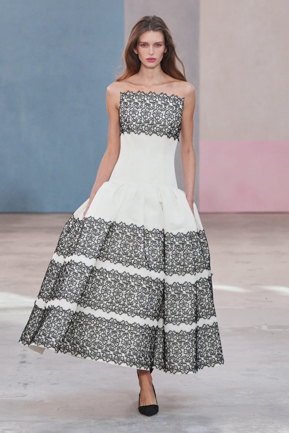 Carolina Herrera Fall 2026: Wes Gordon reimagines urban elegance with New York artists Carolina Herrera Fall-Winter 2026 - New York Fashion Week