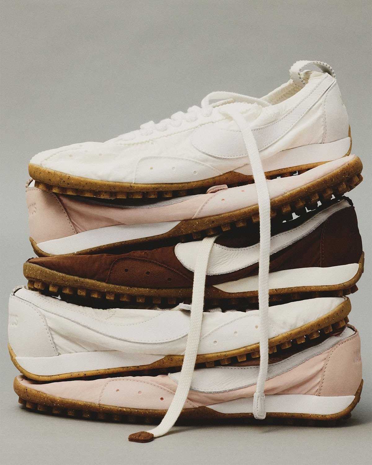 JACQUEMUS x Nike Moon Shoe returns in "Aluminum Pink" and "Fauna Brown" for Spring 2026 JACQUEMUS x Nike Moon Shoe returns in "Aluminum Pink" and "Fauna Brown" for Spring 2026