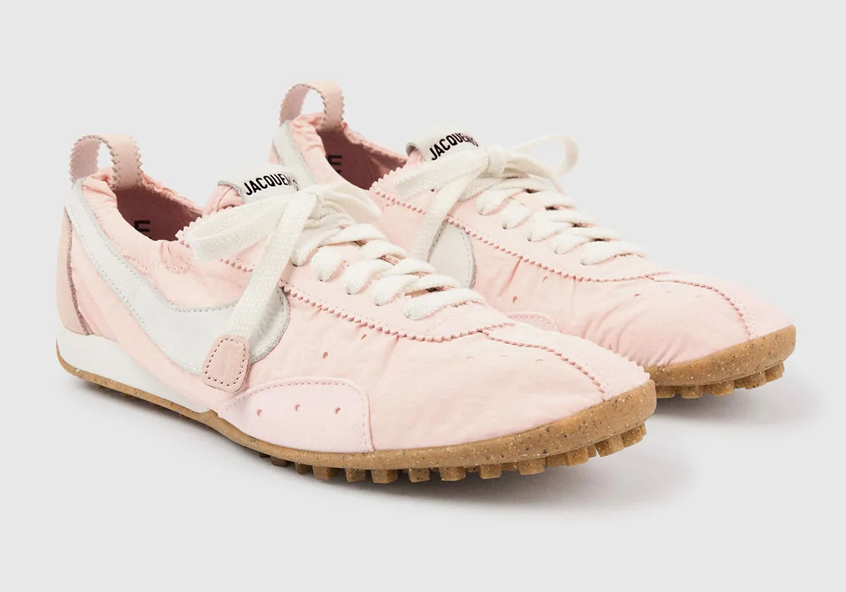 JACQUEMUS x Nike Moon Shoe returns in "Aluminum Pink" and "Fauna Brown" for Spring 2026 JACQUEMUS x Nike Moon Shoe returns in "Aluminum Pink" and "Fauna Brown" for Spring 2026