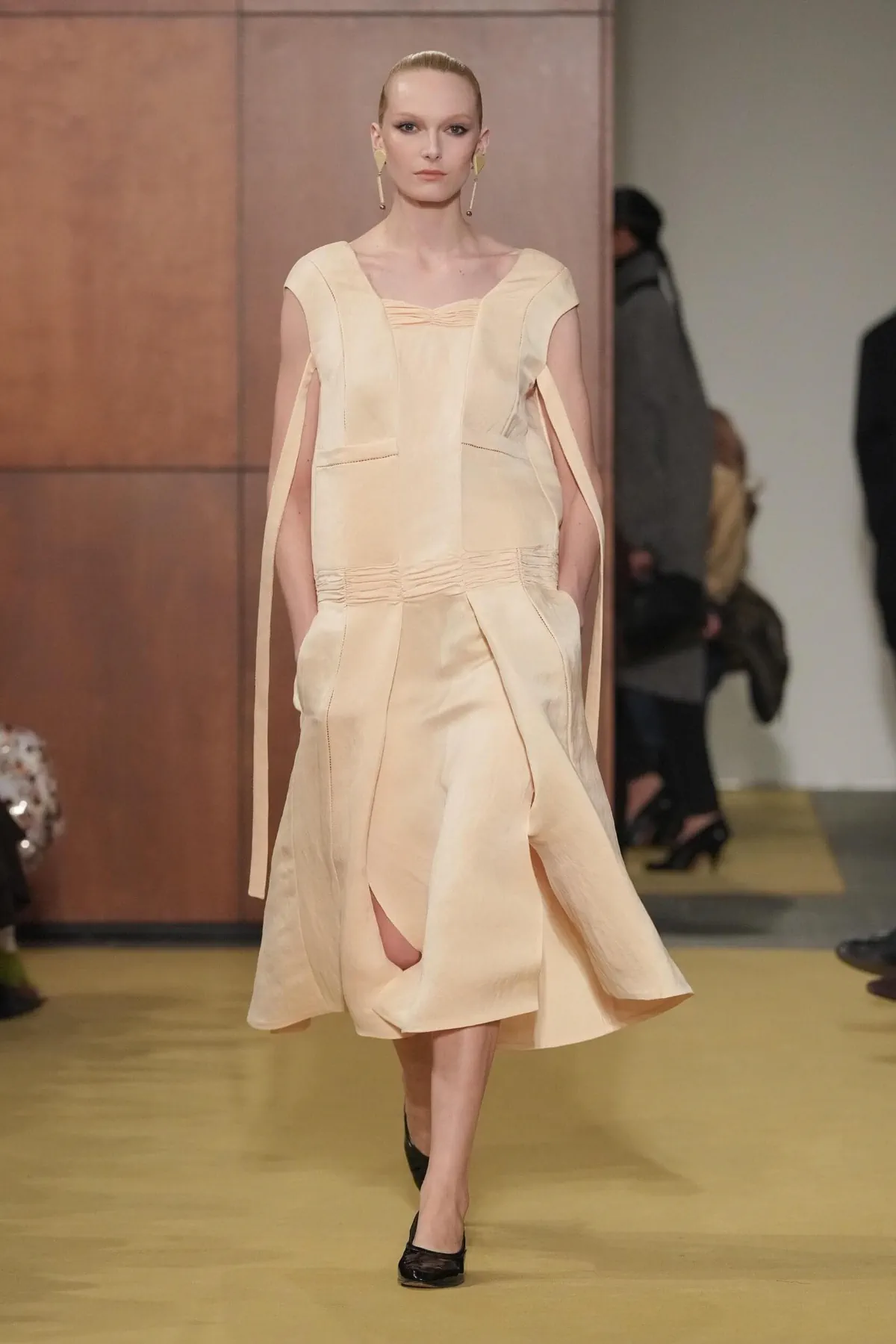 Tory Burch Fall 2026: Personal heritage, corduroy tailoring and the enduring power of quiet elegance Tory Burch Fall-Winter 2026 - New York fashion Week