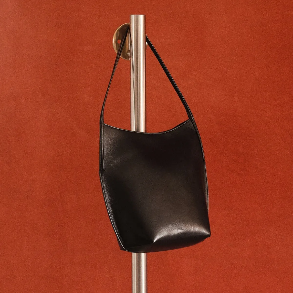 Simone Bellotti redefines modern minimalism with the New Jil Sander Kante Bag Simone Bellotti redefines modern minimalism with the New Jil Sander Kante Bag